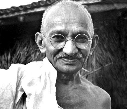 En el día de la Paz, os dejamos con uno de sus mejores embajadores. Eterno Mahatma Gandhi.