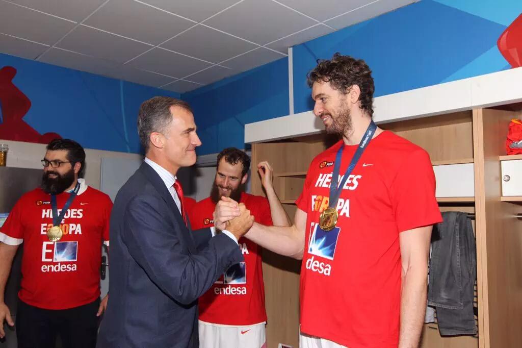 37angel_'s tweet photo. LOS DOS REYES DE ESPAÑA http://t.co/g4bNYxkC24