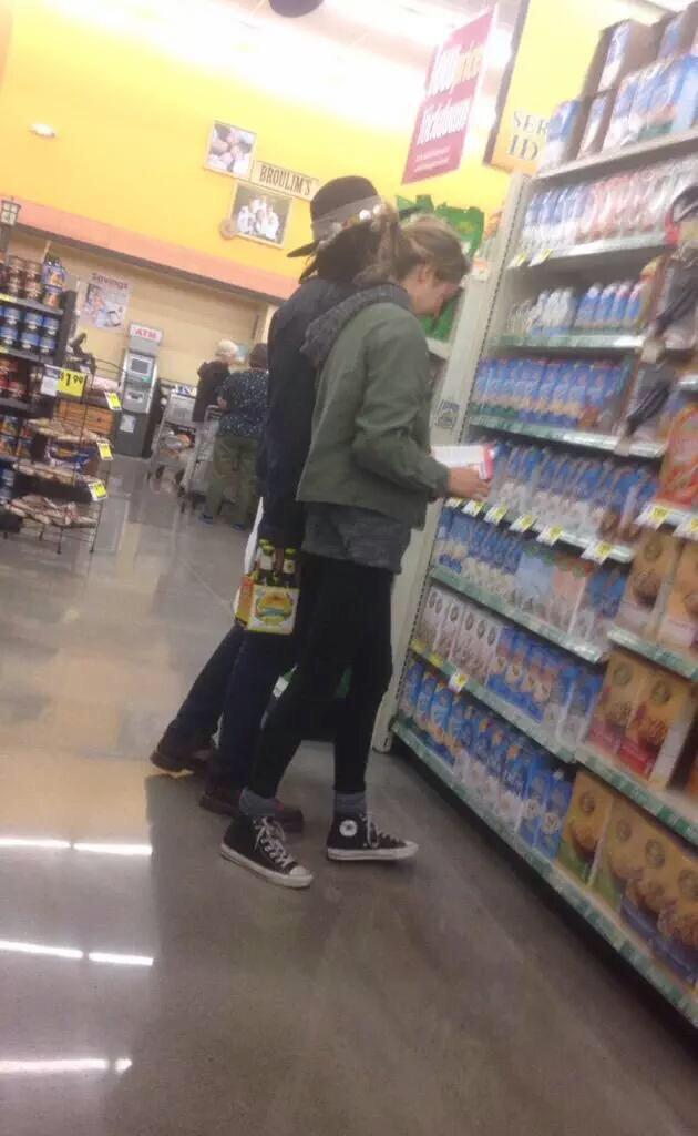 WoodleySourceFR's tweet photo. #NEWS D'autres photos de Shailene à Idaho! http://t.co/YhnjeFklfn