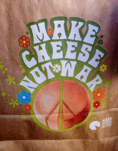 heinzelcheese's tweet photo. #Cheese2015 highlight: my new favored brown paper bag #makecheesenotwar http://t.co/sBScjPDrQ9