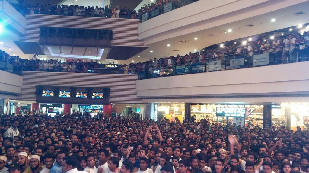 KapilSharmaK9's tweet photo. Thanks pune for so much love :)) overwhelmed .. #kkpkonfriday http://t.co/pgyZl0pydK