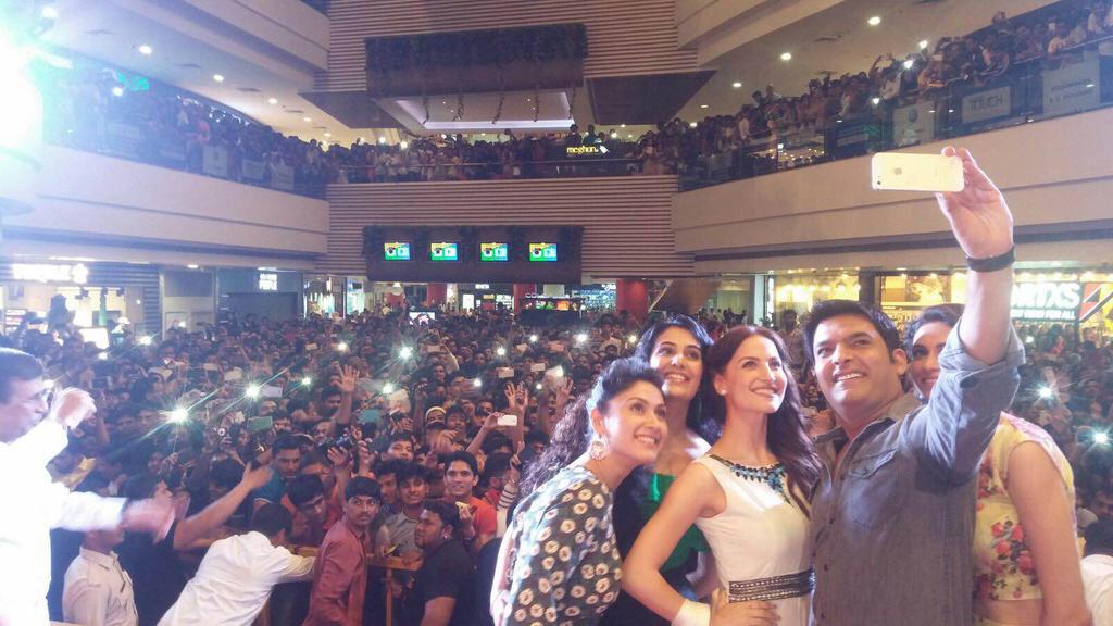 KapilSharmaK9's tweet photo. Thanks pune for so much love :)) overwhelmed .. #kkpkonfriday http://t.co/pgyZl0pydK