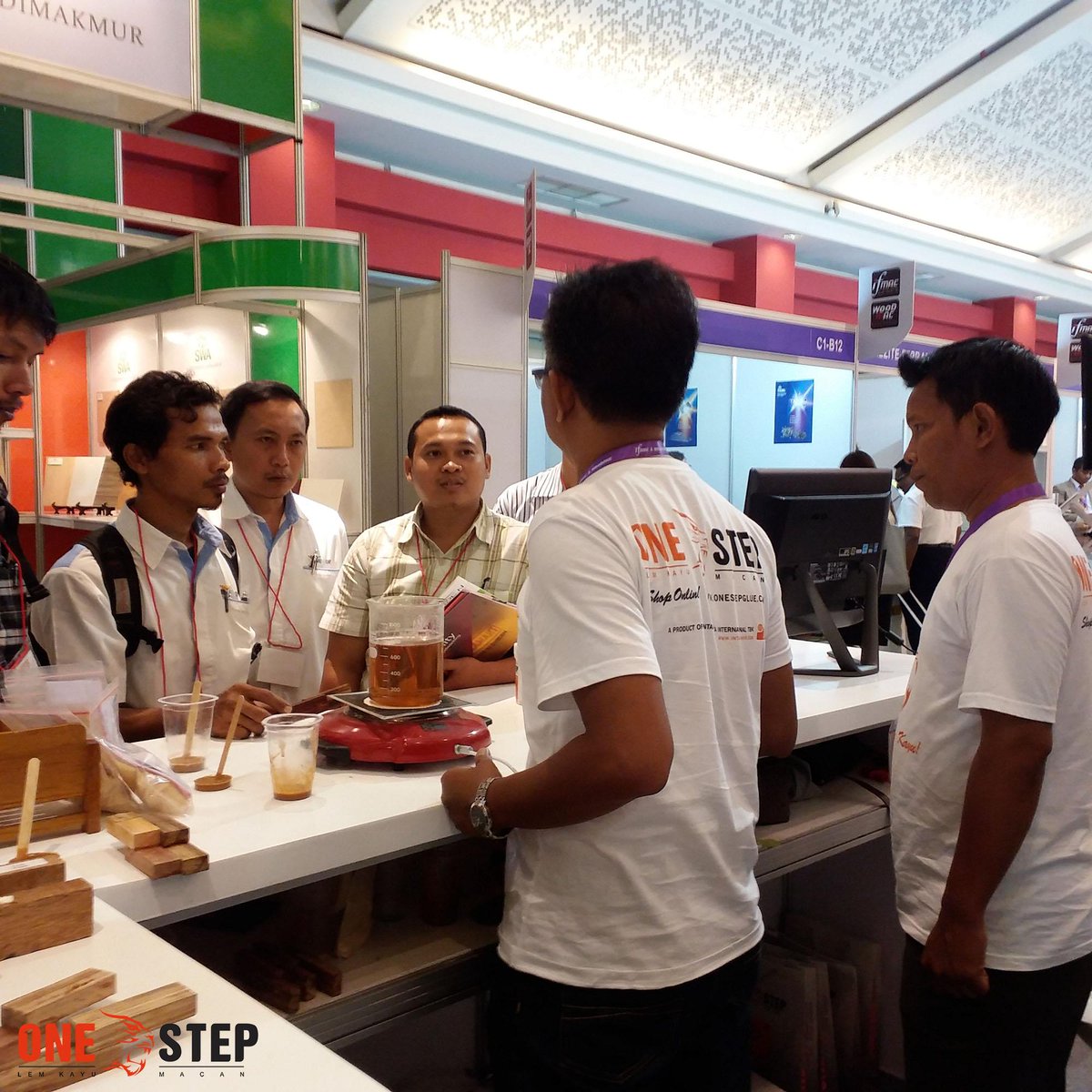 onestepglue's tweet photo. Antusiasme tinggi para pengunjung pd @onestepglue di #IFMAC 2015. See u next year! More info http://t.co/tp4tgm4eyH http://t.co/WTjKvbXYzZ