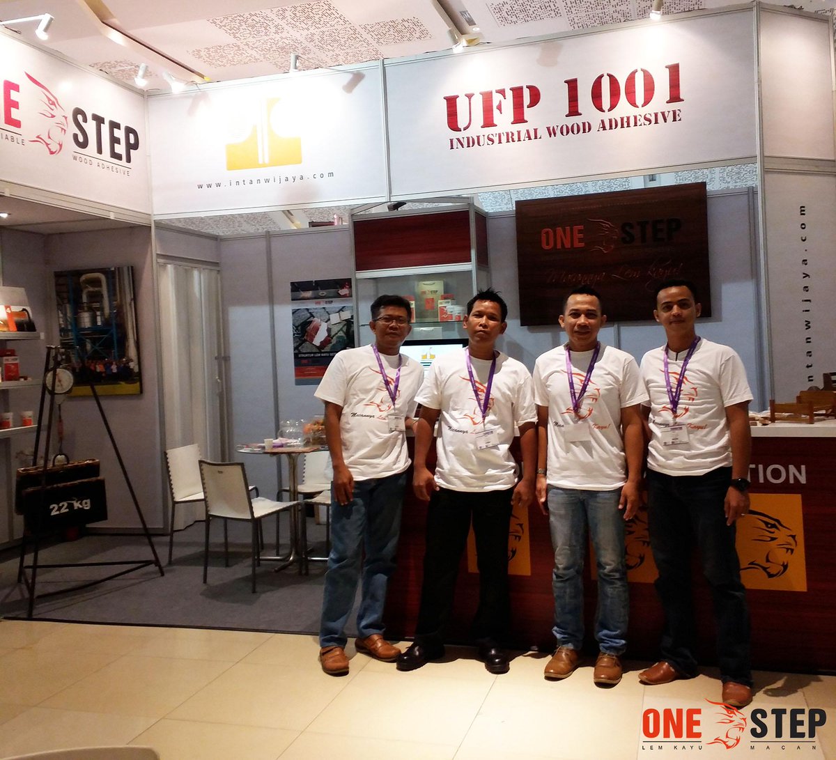 onestepglue's tweet photo. Kerjasama yg solid a/ kunci ksuksesan #onestepglue di #IFMAC 2015. See u next year! Check http://t.co/tp4tgm4eyH http://t.co/vS8kq8CMF7