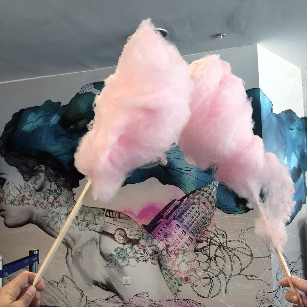 MBFWMadrid's tweet image. Endulzamos el lunes con @GlacciTV ☁️💗 #Cibelespacio #MBFWM15 #ModaEnMovimiento