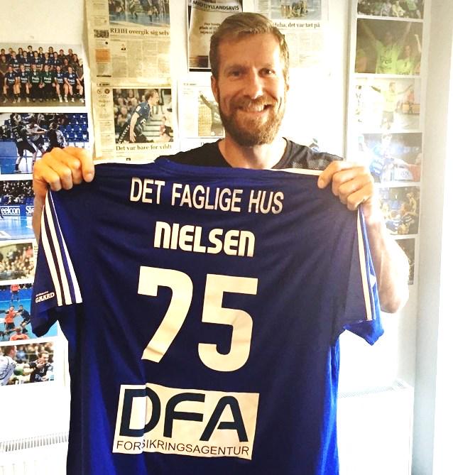 SteanJ94's tweet photo. Og her er Kasper Nielsen så med sin nye mørkeblå trøje. #hndbld #dkhaandbold #nr75 http://t.co/pt9rMY9FwT