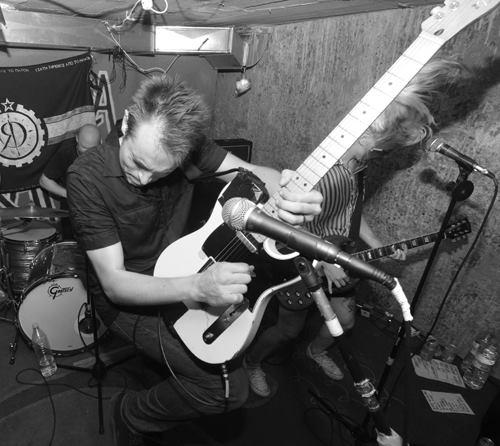 CSALaRampa's tweet photo. Fotos BRUTALS del concert d'ahir benèfic per @TKedasDKieras fetes pel gran Pere G. Ejby! #Punk #RedDons #SewerBrigade http://t.co/VX9aWHtI7w