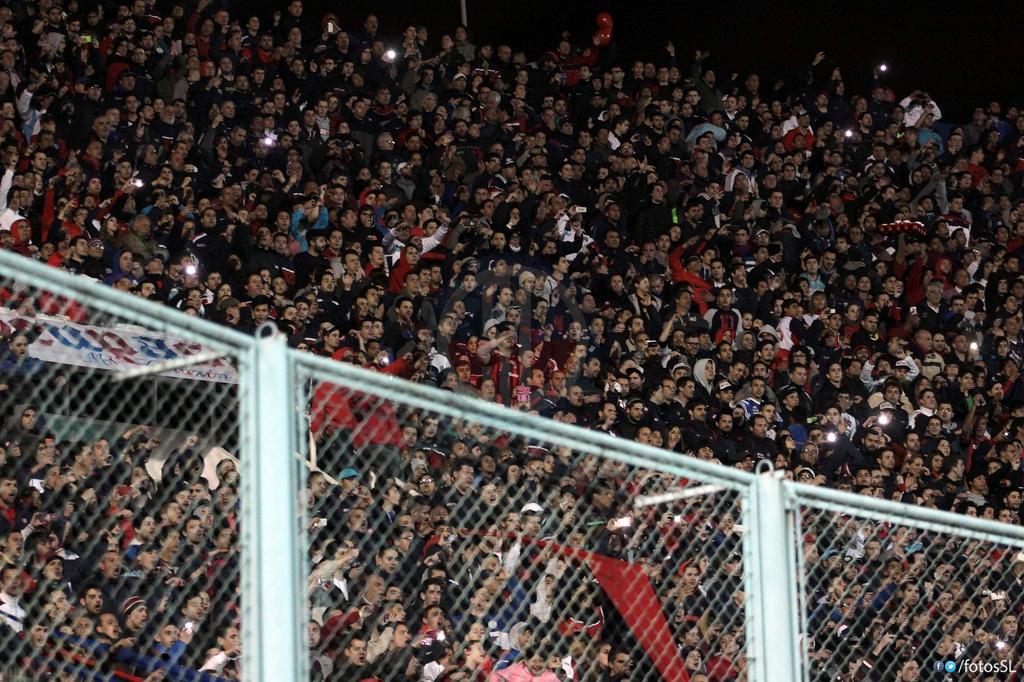 FotosSL's tweet photo. Las fotos del triunfo del Ciclon miralas en http://t.co/qlS7XVKQB2 #SanLorenzo http://t.co/pC0Bxs9DIl