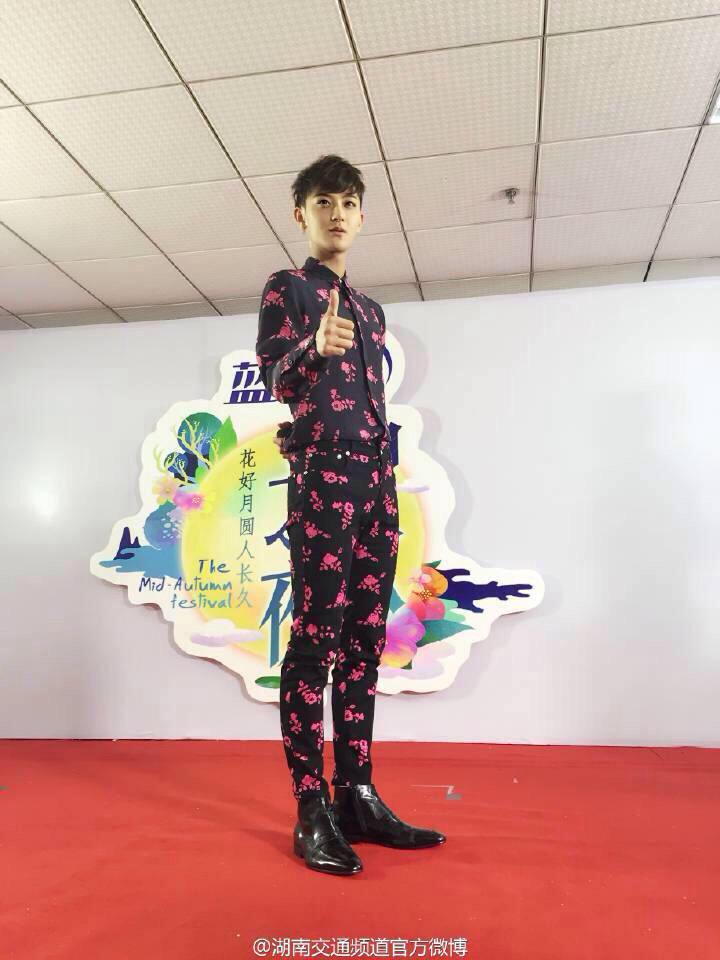 TAOXOTIC's tweet photo. [PIC] 150921 #ZTAO at HunanTV Mid Autumn Festival Gala Night (©湖南交通频道官方微博) http://t.co/6yJ0jSMI2Y