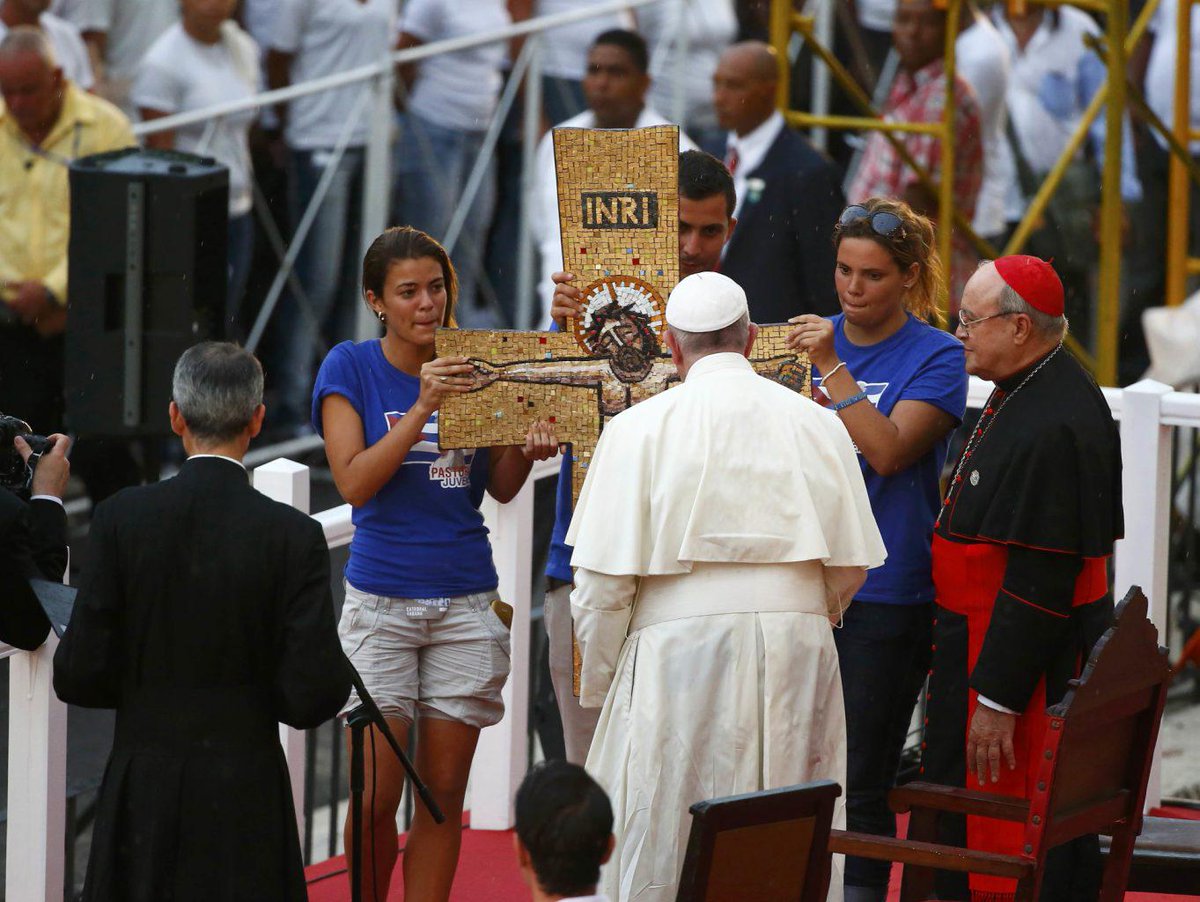 PopeReport's tweet photo. #PopeFrancis: "จงกล้าฝันว่าถ้าเราทำดีให้โลก โลกจะเปลี่ยนไปในทางที่ดีขึ้น" http://t.co/QYNgkF70hd #PopeReport http://t.co/K0xnTaiRco