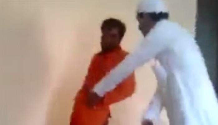 GREATMAHAAN's tweet photo. #HerculesSpeaks: #Indianworker being brutally beaten up by #Saudiengineer
http://t.co/BphEz9fcrv http://t.co/Y3gyhkAw12