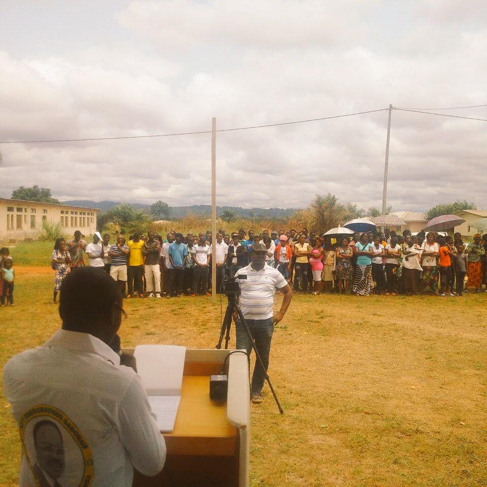 UJ_PDG's tweet photo. Échanges avec la population de #Mabanda #CaravaneUJPDG #Gabon http://t.co/xUZQb5VH2J