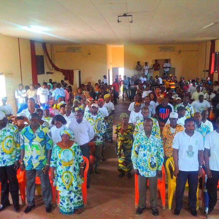 UJ_PDG's tweet photo. Accueilli à Ndindi par les femmes, les notables et .....nos bons petits de la #TeamUJPDG #Gabon http://t.co/Uh236tmjqe