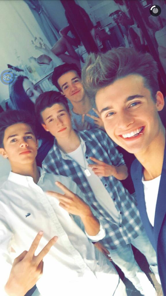 christian_love6's tweet photo. Hey everyone don't forget to follow chris collins snap chat : weekly-chris. Facebook. Twitter. YouTube 
@WeeklyChris http://t.co/a0CfACEQKp