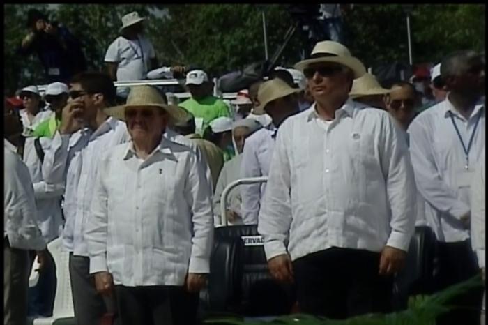 .<a href="/RaulCastroR/">Raúl Castro Ruz</a> presente en la misa de #Holguin junto a Miguel Díaz-Canel. #ElPapaEnCuba. bit.ly/1L0z0e3