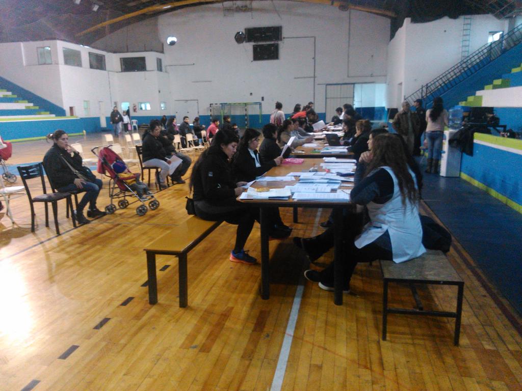 munitw's tweet photo. Municipalidad #Trelew continúa con la firma de convenios de  Preadjudicación. #BancoSocialDeLotes @MuniTrelew http://t.co/x3goqQirL3
