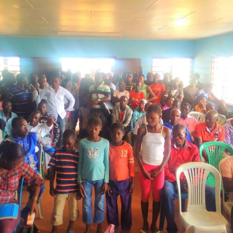 UJ_PDG's tweet photo. Retour sur Ndindi pour une sympathique cérémonie qui nous a permis de récompenser les 52 meilleurs élèves en kits. http://t.co/ItTipbLATM