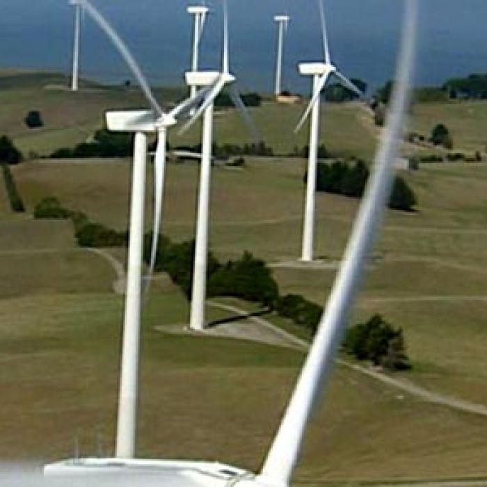 Wind farms, solar 'key part' of Oz Federal Government's energy plan hubs.ly/H01bK6t0