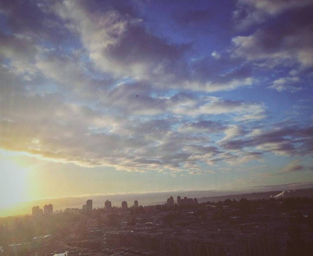 Vala920's tweet photo. #burnaby #goodmorning #beatifulday  #bluesky #sunrise
早 http://t.co/uQ63gmVolY http://t.co/Sp1RuZWZFH