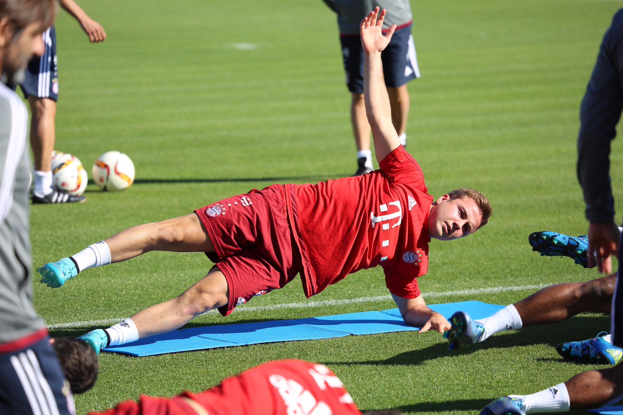 FC Bayern München on Twitter: "Dehnen, pumpen, spielen ...