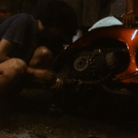 Rudiansyah__'s tweet photo. @VespaCinere Ini namanya vspa lgi gnti oli,jngn lpa prawatan vspanya ya scoots😄 #vespagraphy #Vespagraphy *rudi-javes http://t.co/9CGAIzJ5pI