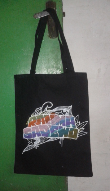 WNC_MOZZA's tweet photo. tote bag lukis, bisa request gambar.
info:
phone/sms: 089661727419
#totebag #totebangpaint #art #Mozza24 http://t.co/UMEzLOylQf