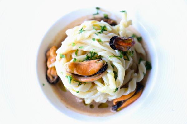 Chefincamicia's tweet photo. A good dish of musseles spaghetti is all you need on monday http://t.co/E3Sn5SirQt