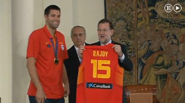 el_pais's tweet photo. Directo TV | "Solo nos superan URSS y Yugoslavia, pero ya no existen". Rajoy, con la selección http://t.co/mR2xHX37Db http://t.co/oBhktgeF8A