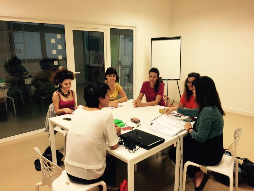 BpiuD's tweet photo. Il team di #parolemigranti al lavoro per un nuovo anno di corsi di italiano per stranieri! #immigrazione #immigration http://t.co/w09nEhFnPW