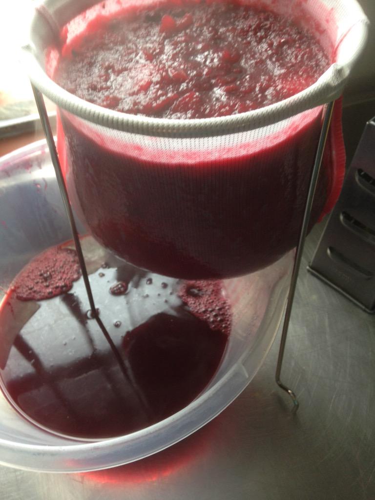 WardPhilippa's tweet photo. Rain day making apple and blackberry jelly love #autumn http://t.co/961LOVF9vI