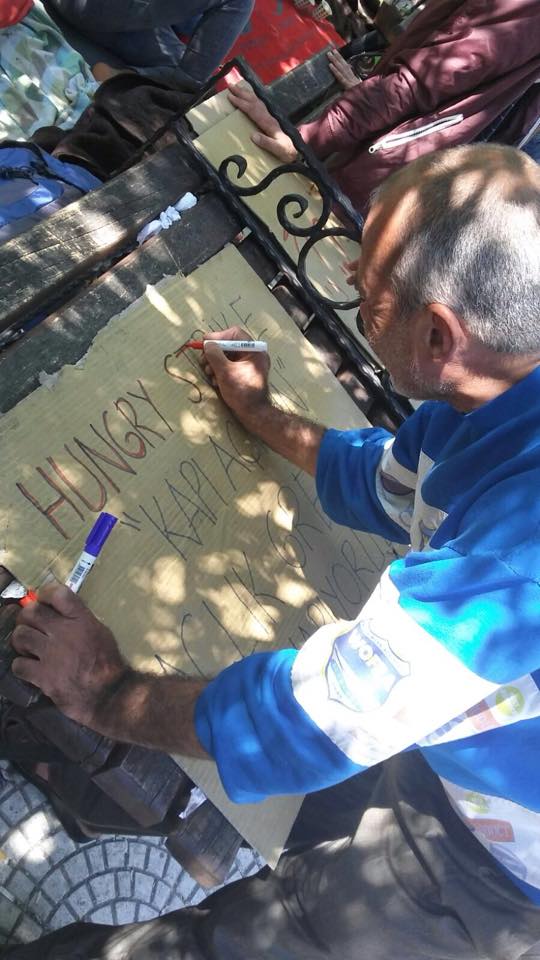 sendika_org's tweet photo. Sığınmacılar için döviz yazan Edirne Halkevi üyesi polis tarafından zorla alandan çıkarıldı http://t.co/hOpZTNknYg … http://t.co/ag5OOiqHHO