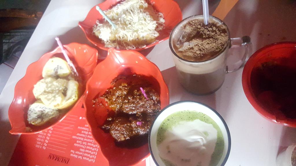 KedaiAgan's tweet photo. Cemal cemil malam yg bikin ketagihan @cilok @pisang goreng nanas @millo @greenteakitkat @kuecubit http://t.co/AVb0w3bRgS