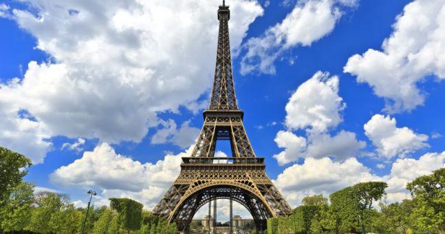 JOEdotie's tweet photo. The Eiffel Tower was shut because of a security alert http://t.co/x1dLfJ5oSO http://t.co/nxqDAfNx6a