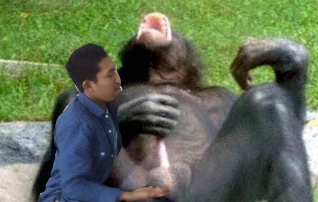 StandUpIndo_SBY's tweet photo. Pacaran koyok ngene ta maksudmu? RT @ubedbeud: Kalo bingung nyari tempat sepi buat pacaran, coba aja pacaran d hp ku. http://t.co/l63Rd3pXud