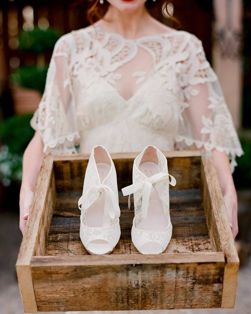 You say #Monday, we say #shoes. 👠👰🏼🙌🏽 || #clairepettibone #autumnbride #shoegasm #bhldnbri… ift.tt/1LreKkr