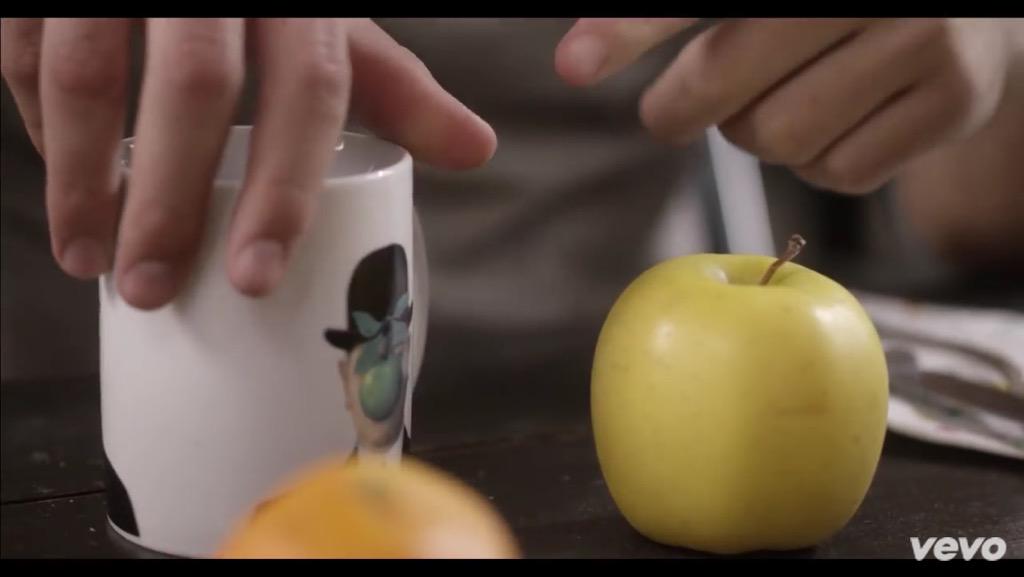 samama_muriel's tweet photo. @Amir_Officiel_ pendant que tu te détoxes avec des🍏🍎 moi j'écoute #Oasis et y'a aussi des🍏 #AlwaysApple😜😂 http://t.co/uNJS7ndqa1