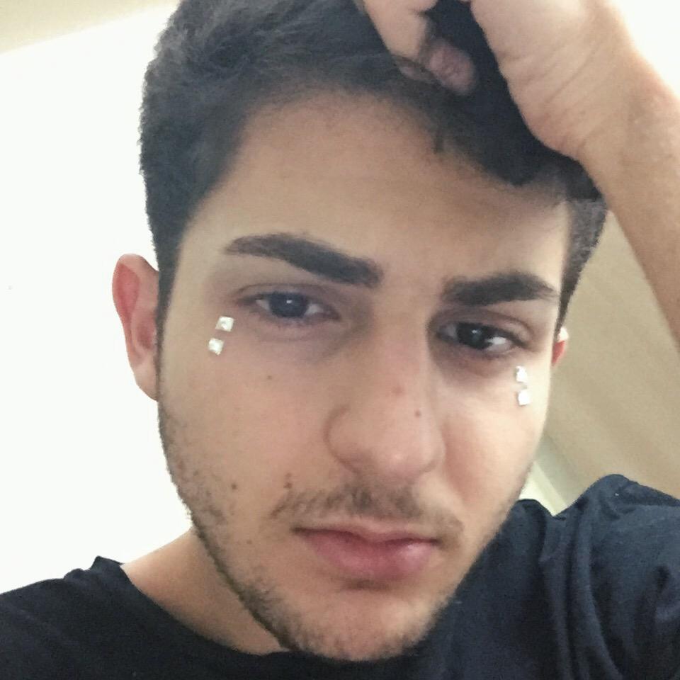 twaimz's tweet photo. when you cryin but you cute so your tears are jewels http://t.co/iSP4dbh5uu