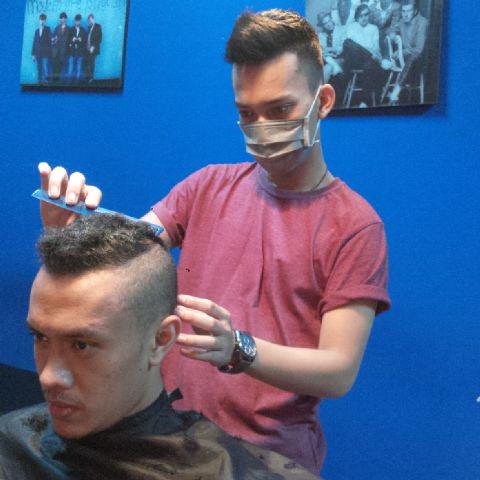 SoexDiio's tweet photo. Yang mau dibikin style rambutnya biar makin oke langsung aja yuk ke @THEHAIRCUTS_BKS 😊💈✂ http://t.co/uSfj7hzSSt