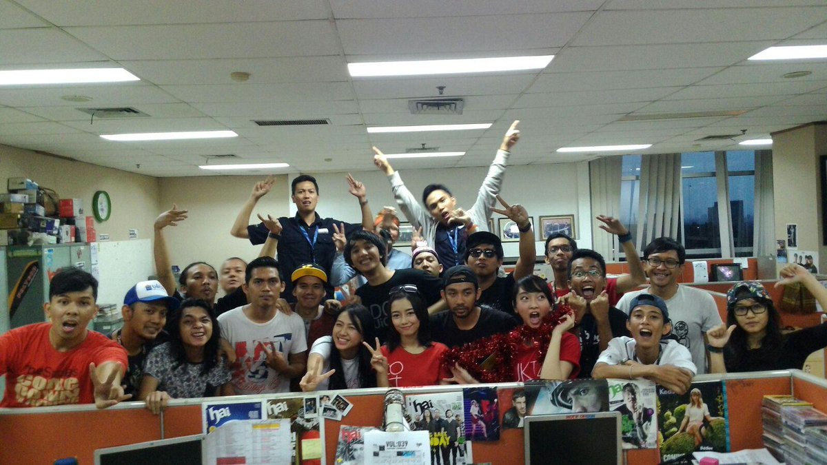 HaiMagazine's tweet photo. Hallloween Party Tutorial bareng JKT48 Bukan yang Pertama 

http://t.co/4cIxi0c8Nj http://t.co/hnU9tEjEO7