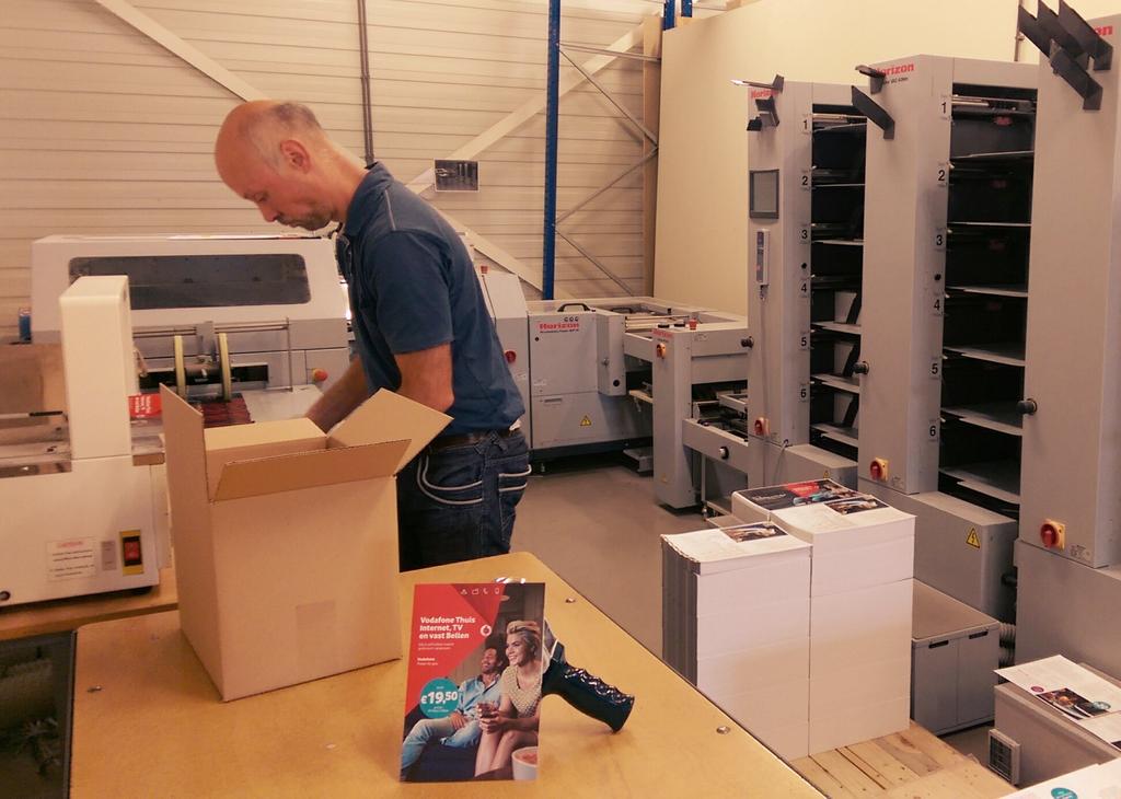 Richard is vol geconcentreerd bezig met de 35.000 Vodafone brochures! #gaaf #drukwerk #mooieklant #afwerking