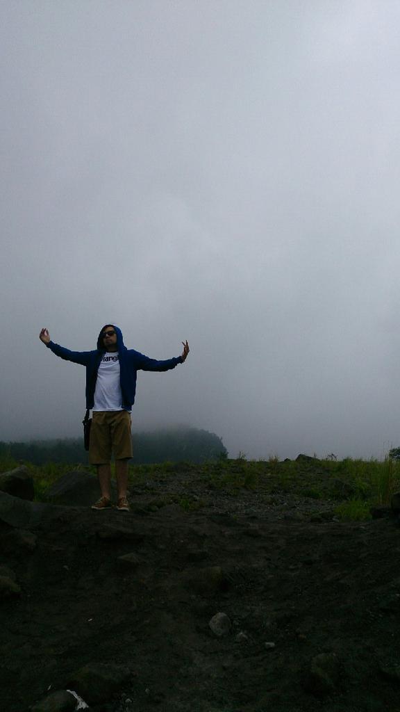 SirEbab's tweet photo. #GoDiscover #selfreward #KampusKompasTV relax myself a bit in merapi @simPATI http://t.co/k3WfcebnzE