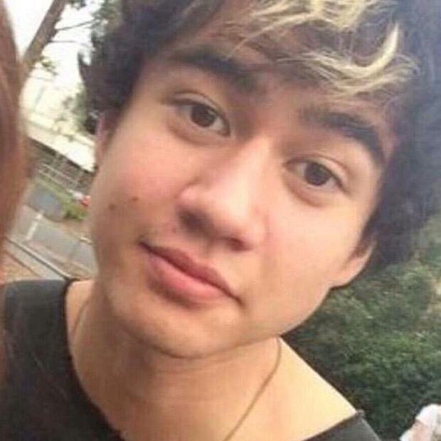 5SCS_Smut's tweet photo. U look at #Calom’s face and caresses his cheek
“I love how u still have ur peachy fluff. Makes ur face soft” #CuteSCS http://t.co/x4RGOIQZyb