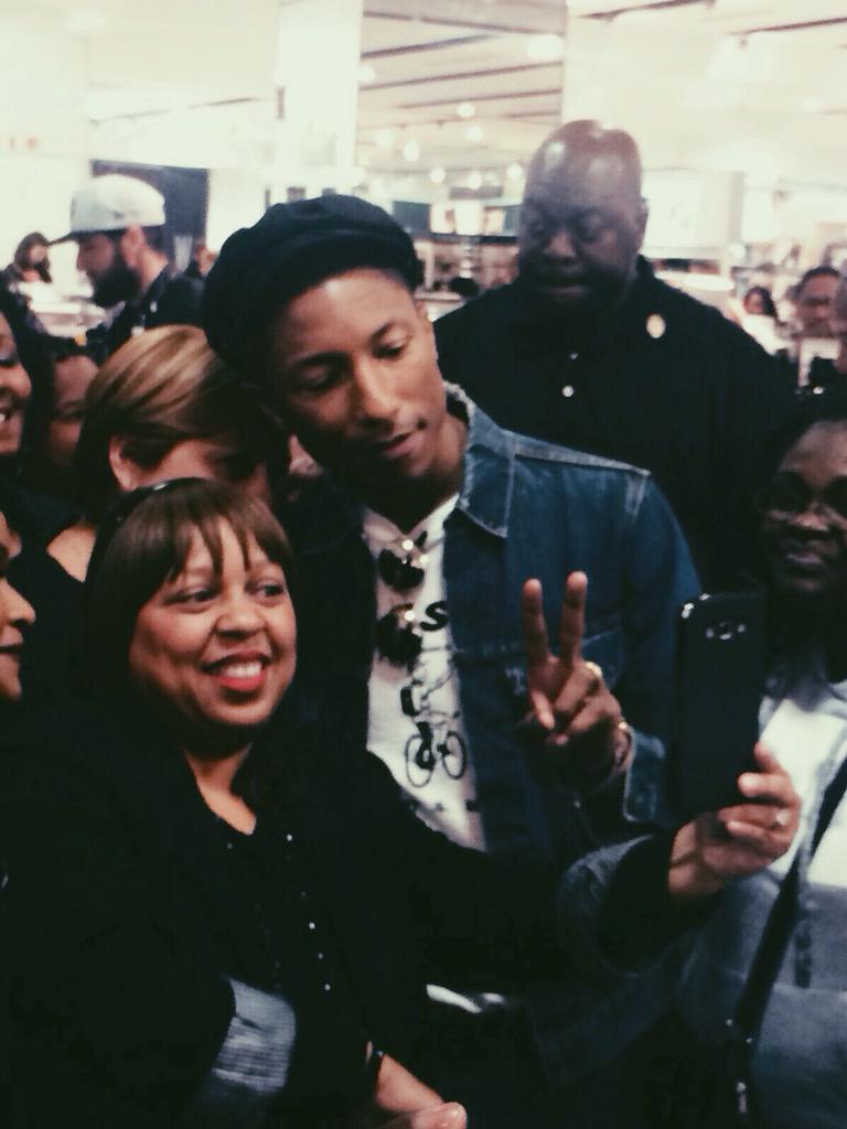 WOOLWORTHS_SA's tweet photo. SPOTTED: @Pharrell at the Waterfront Woolies, making someone VERY happy. #pharrellwithwoolies http://t.co/skotV4m9aR