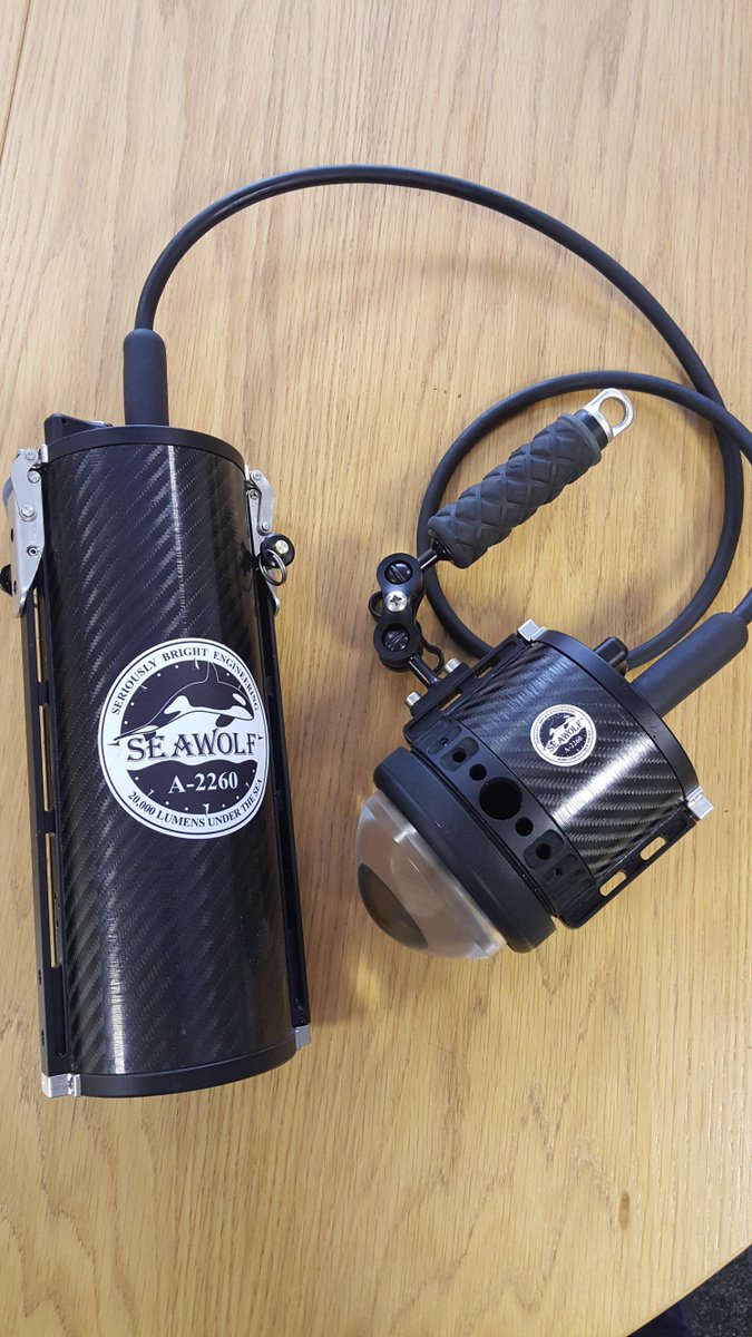 orcalight's tweet photo. The new 22000 lumen Orcalight 2260 canister light is now available in a Neutral buoyancy package. full burn 75 minute http://t.co/VQY8mCWt0H