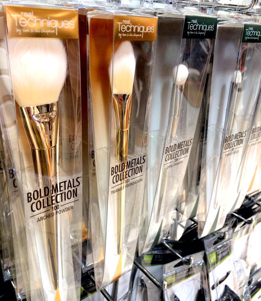 PinkPeoniesBlog's tweet photo. Just spotted @realtechniques brushes at @WOOLWORTHS_SA V&amp;A Waterfront! Of course I bought to review on the blog... 😉 http://t.co/c8Jv53Ky1G