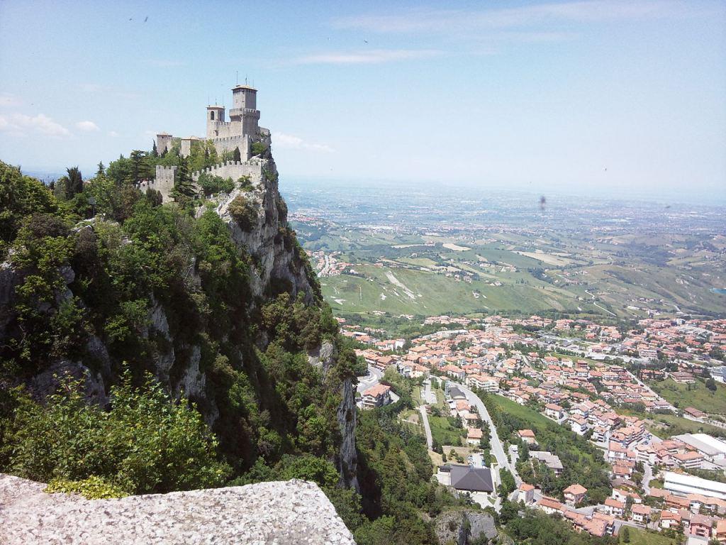 Whizztrip's tweet photo. Monte Titano and The Three Towers That Superbly Overlook the City of San Marino http://t.co/5D5kx0O8n5 http://t.co/wB0GiCedQq