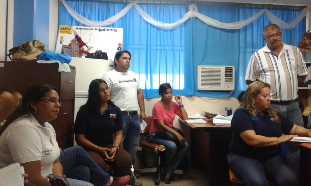 paraguacha's tweet photo. Reunion de trabajo inicio de semana @marevale @BarrioAFalcon @Salasitfmba2014 http://t.co/CGlujX6ItO