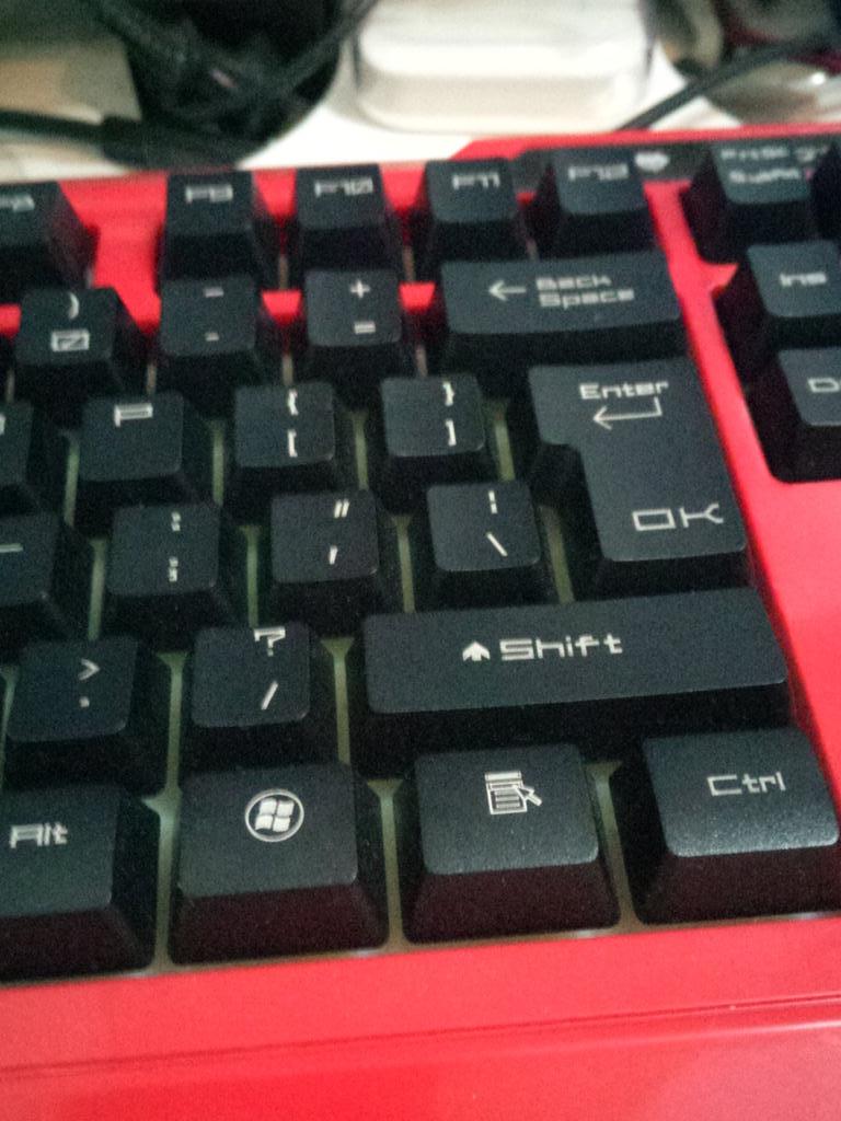 sololo_jacksen's tweet photo. new keyboard http://t.co/9gTNgLD118
