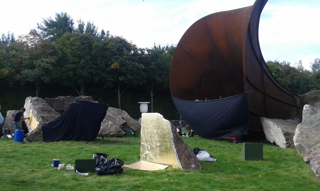 jijems's tweet photo. L'antre de laReine sort les crocs #DirtyCorner regagne son clinquant 3mois: âge d'Or en #ArtContemporain #AnishKapoor http://t.co/Lya9BmfKgi
