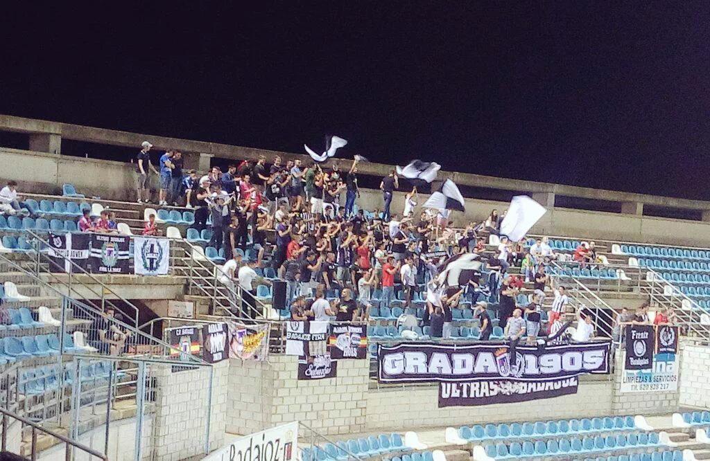 FrenteBatalyaws's tweet photo. Badajoz 2-1 DonBenito ¡Campeones de la copa Federación Extremeña! Ahora toca morir el domingo ¡Vamos entre todos! http://t.co/GUQLzQ5lEM